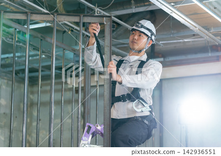 建築工地的建築工人 142936551
