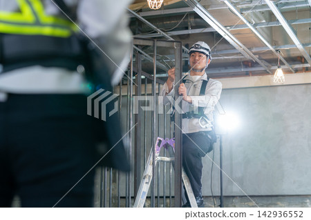 建築工地的建築工人 142936552