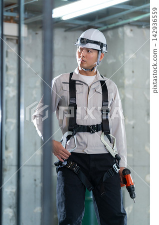 建築工地的建築工人 142936559