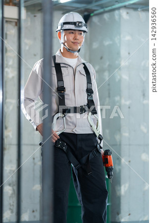 建築工地的建築工人 142936560