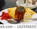 It looks tasty omelet rice 142936650