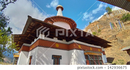 不丹帕羅的基楚拉康寺,這座歷史悠久的佛教寺廟,以及蔚藍的天空。 不丹帕羅的基楚拉康寺,這座歷史悠久的佛教寺廟,以及蔚藍的天空。 142936675
