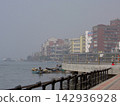 The nostalgic scenery of the promenade and townscape along the Tamsui River in Taiwan 142936928
