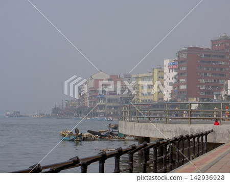 The nostalgic scenery of the promenade and townscape along the Tamsui River in Taiwan The nostalgic scenery of the promenade and townscape along the Tamsui River in Taiwan 142936928