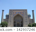 The front facade of the Sher-Dor Madrasah in Registan Square, Samarkand, Uzbekistan. 142937246