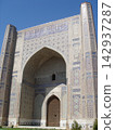 The massive archway of the Bibi-Khanym Mosque in Samarkand, Uzbekistan 142937287