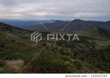 八甲田山谷和山脈的秋葉景色 八甲田山谷和山脈的秋葉景色 142937292