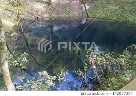 The deep blue of Aoike Pond and the lush green shores (Twelve Lakes) The deep blue of Aoike Pond and the lush green shores (Twelve Lakes) 142937394
