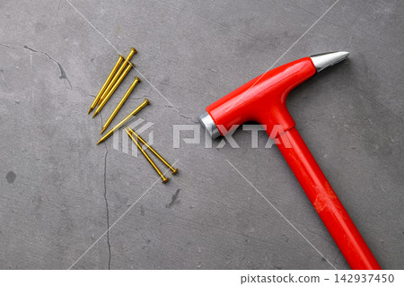 DIY工具圖片:紅色錘子和釘子 DIY工具圖片:紅色錘子和釘子 142937450