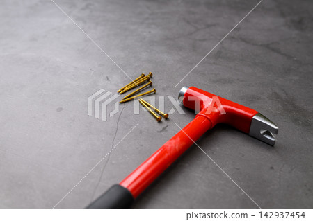 DIY工具圖片:紅色錘子和釘子 DIY工具圖片:紅色錘子和釘子 142937454
