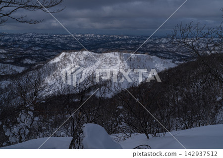 Snow-covered mountain ranges and winter valleys as seen from Mount Kodaira-shibe. Snow-covered mountain ranges and winter valleys as seen from Mount Kodaira-shibe. 142937512