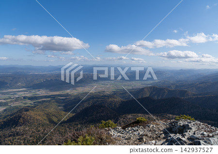 從富良野西嶽眺望富良野盆地的秋景 從富良野西嶽眺望富良野盆地的秋景 142937527