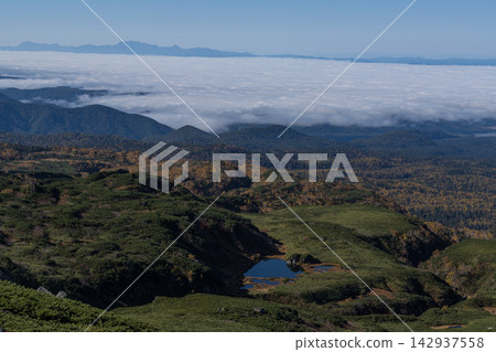 The ponds of Numanohira, the autumn-colored plateau, and the sea of clouds. The ponds of Numanohira, the autumn-colored plateau, and the sea of clouds. 142937558