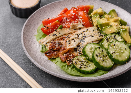 An Asian style bowl with eel, edamame, avocado, tomatoes, and lettuce. A eel and vegetable bowl 142938312