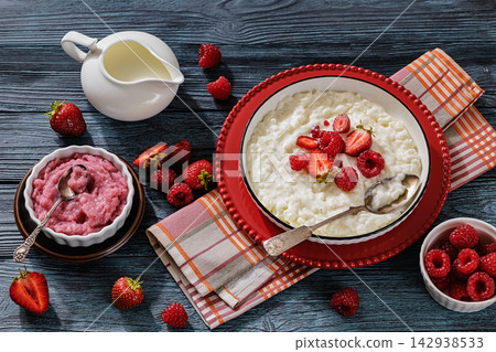 Rice pudding in a bowl topped with berries 142938533
