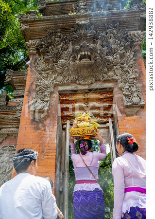 October 20, 2024, Inni Kuri Island: Believers Tocho Dentou ritual offerings run into Shosenji Shokudaimon 142938882