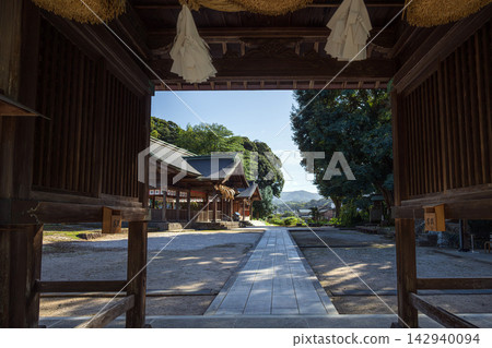 從島根縣伊比穀神社正門眺望神社庭院。 從島根縣伊比穀神社正門眺望神社庭院。 142940094