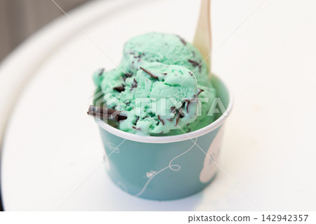 美味的巧克力薄荷冰淇淋 美味的巧克力薄荷冰淇淋 142942357