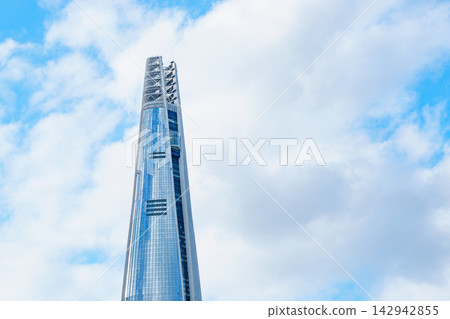 Seoul, South Korea - Sep. 18, 2026 : Lotte World Tower reaching into the clear blue sky with white clouds in Seoul, South Korea Seoul, South Korea - Sep. 18, 2026 : Lotte World Tower reaching into the clear blue sky with white clouds in Seoul, South Korea 142942855