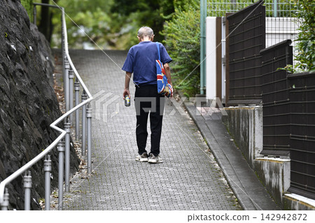 Drinking and strolling through the urban landscape of Yokohama, Japan... An elderly man climbs a steep slope. In the middle of the day, with alcohol in his hand... Loneliness... What is life...? = 18th Drinking and strolling through the urban landscape of Yokohama, Japan... An elderly man climbs a steep slope. In the middle of the day, with alcohol in his hand... Loneliness... What is life...? = 18th 142942872