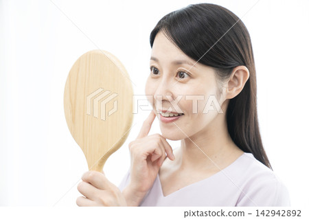 看鏡子和微笑的婦女 看鏡子和微笑的婦女 142942892