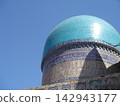 The vibrant turquoise dome of a historical Islamic building in Samarkand, Uzbekistan 142943177