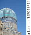Traditional blue melon-shaped domes and Arabic calligraphy tile decorations in Samarkand, Uzbekistan 142943214