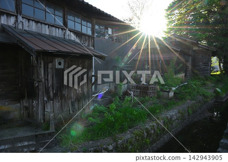 The townscape along the Goya River, enveloped in fresh greenery (Gosen City, Niigata Prefecture) The townscape along the Goya River, enveloped in fresh greenery (Gosen City, Niigata Prefecture) 142943905