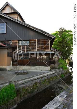 The townscape along the Goya River, enveloped in fresh greenery (Gosen City, Niigata Prefecture) The townscape along the Goya River, enveloped in fresh greenery (Gosen City, Niigata Prefecture) 142943907