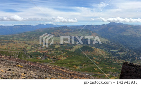 The high mountain valleys and ridgelines of the Daisetsuzan mountain range are painted in autumn colors. The high mountain valleys and ridgelines of the Daisetsuzan mountain range are painted in autumn colors. 142943933