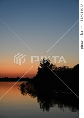 The Agano River at dusk, with the silhouette of a boat (Agano City, Niigata Prefecture) The Agano River at dusk, with the silhouette of a boat (Agano City, Niigata Prefecture) 142944012