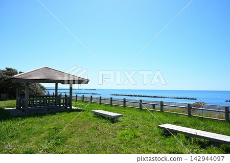 從岩船森林日落公園（新潟縣村上市）眺望日本海 142944097
