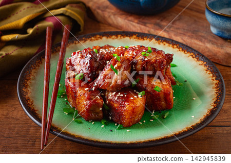 Chinese-style meat with sesame seeds and green onions, on a wooden table, homemade, no people, Chinese-style meat with sesame seeds and green onions, on a wooden table, homemade, no people, 142945839
