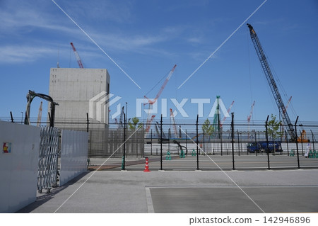 與一個大建造場所的都市風景 與一個大建造場所的都市風景 142946896