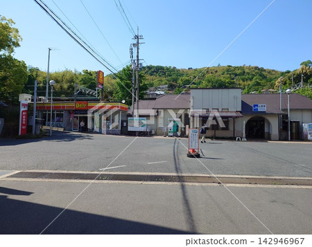 火車站和便利商店 火車站和便利商店 142946967