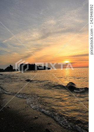 A summer scene of Sasagawa Nagare with the sun setting over the horizon (Murakami City, Niigata Prefecture) A summer scene of Sasagawa Nagare with the sun setting over the horizon (Murakami City, Niigata Prefecture) 142946992