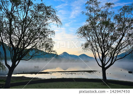 Lake Shichikashuku and the surrounding mountains shrouded in morning mist (Shichikashuku Town, Miyagi Prefecture) Lake Shichikashuku and the surrounding mountains shrouded in morning mist (Shichikashuku Town, Miyagi Prefecture) 142947450
