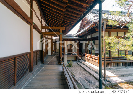 sub-temple of Kennin-ji in the Gion district of Kyoto, Japan, featuring traditional Zen Buddhist architecture and a peaceful temple garden atmosphere. 142947955