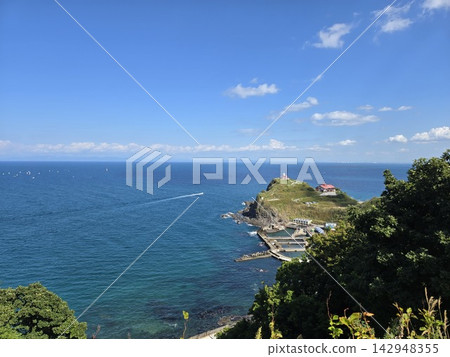 從小樽宿津全景展望台俯瞰蔚藍大海和高島岬,景色壯麗。 從小樽宿津全景展望台俯瞰蔚藍大海和高島岬,景色壯麗。 142948355