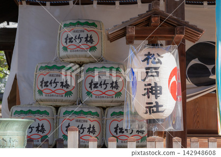 [Japan] Lanterns and sake barrels displayed in front of the main hall of Matsudo Shrine in Chiba Prefecture. 142948608