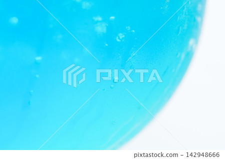影棚拍攝 25,以玻璃杯中盛裝的淺藍色質地自製果凍為特色。 影棚拍攝 25,以玻璃杯中盛裝的淺藍色質地自製果凍為特色。 142948666