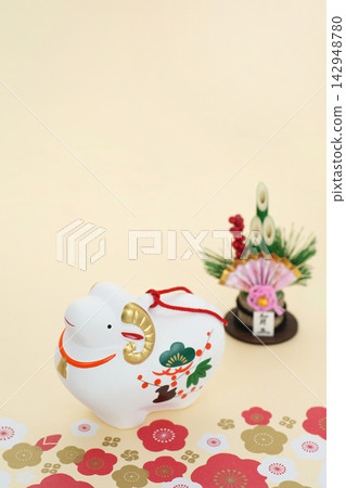 羊年新年賀卡素材:可愛的牡羊、梅花和門松(新年松枝裝飾)。 羊年新年賀卡素材:可愛的牡羊、梅花和門松(新年松枝裝飾)。 142948780