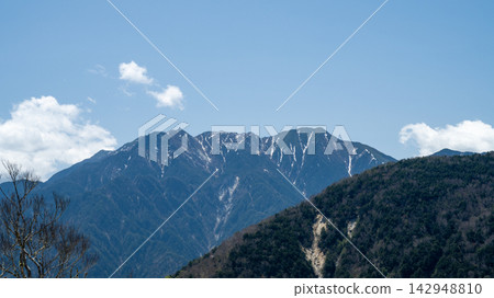 [Yamanashi Prefecture] Mount Hinata, Houou Sanzan as seen from Karigahara. 142948810