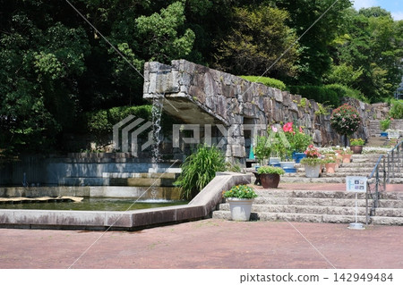 流入廣島市植物園池塘的瀑布。 流入廣島市植物園池塘的瀑布。 142949484