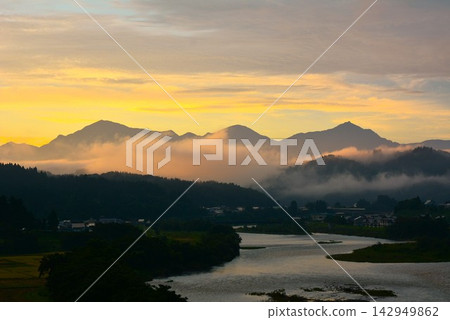 The Echigo Sanzan mountains and the mighty Shinano River are bathed in the morning glow of a sea of clouds. The Echigo Sanzan mountains and the mighty Shinano River are bathed in the morning glow of a sea of clouds. 142949862