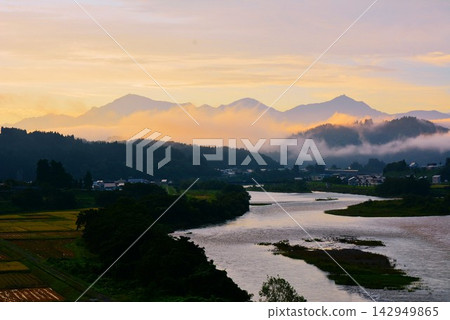 The Echigo Sanzan mountains and the mighty Shinano River are bathed in the morning glow of a sea of clouds. The Echigo Sanzan mountains and the mighty Shinano River are bathed in the morning glow of a sea of clouds. 142949865
