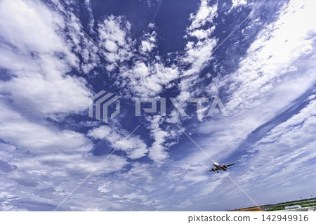 Autumn at Sendai Airport: Blue sky and a landing airplane. (Photo taken from #27, Natori City, Miyagi Prefecture) Autumn at Sendai Airport: Blue sky and a landing airplane. (Photo taken from #27, Natori City, Miyagi Prefecture) 142949916