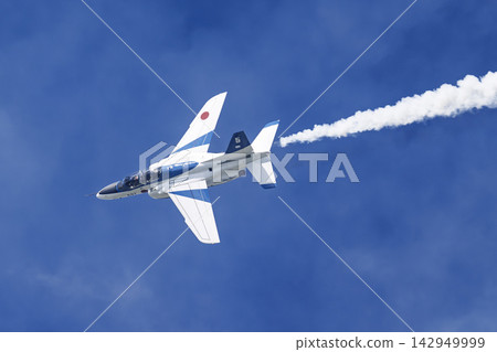 在宮城縣東松島市秋日的藍天下,駐紮在松島空軍基地的藍色脈衝特技飛行表演隊正在進行飛行訓練。 在宮城縣東松島市秋日的藍天下,駐紮在松島空軍基地的藍色脈衝特技飛行表演隊正在進行飛行訓練。 142949999