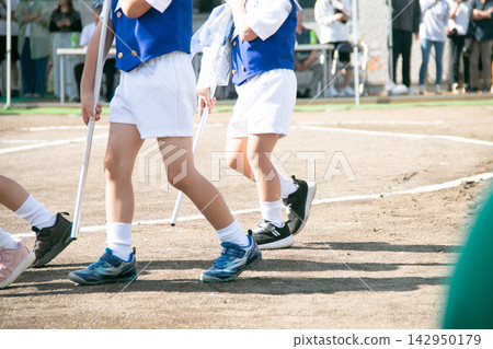 幼兒園小朋友在運動會上奔跑的畫面。 幼兒園小朋友在運動會上奔跑的畫面。 142950179