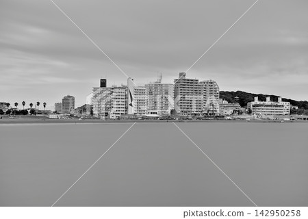 這是一張從江之島湘南港北綠地廣場拍攝的片瀨東濱海灘高層公寓大樓的長時間曝光黑白照片。 這是一張從江之島湘南港北綠地廣場拍攝的片瀨東濱海灘高層公寓大樓的長時間曝光黑白照片。 142950258